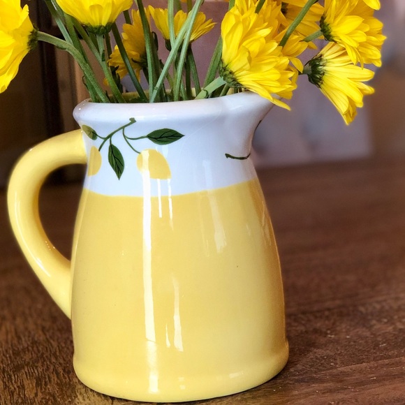 ♦️SOLD♦️Yellow and white pitcher/vase - Picture 2 of 5